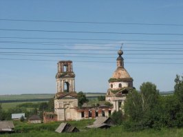 Таких картин немало. Но меня больше удручает, как люди вокруг живут. Развалины-то живописны, их бы в таком виде и законсервировать.