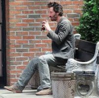 Тут вроде как у Киану днюха была недавно