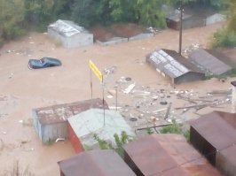 Поток воды уносит коляску с ребенком в Уфе
