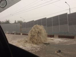 Поток воды уносит коляску с ребенком в Уфе