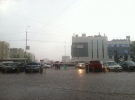 Поток воды уносит коляску с ребенком в Уфе