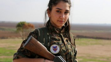 - такие не воюют , а как большинство сирийских мужчин бегут спасать свои задницы и жить на пособия. 
Поэтому такие девчонки потом и становятся надёжными защитницами и своих детей и своей Родины .