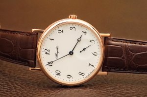 часовая, минутная стрелка (секундная уже лишняя)
в меру крупные, хорошо читаемые цифры (желательно арабские)
и все - вот идеал

вот зачем эти названия городов на циферблате?
если работаешь проводником в поезде Москва - Хабаровск, может это и нужно, а так... это все лишнее

вот близкие к идеалу часики :)