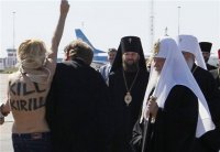 Мне вот тоже интересно, как эти тётки проникают сквозь охрану.

В первом случае, охрана вообще должна быть бешеная, а во втором случае, с Кириллом, дело было у взлётной полосы, где постороннему просто неоткуда появиться. Видимо тоже пиар ход.