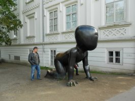 Странные и необычные памятники и статуи со всего мира