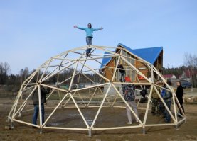 кстати, прочность у них очень даже хорошая. Ибо распределение нагрузки идёт равномерно по всем направлениям. Ну и как уже сказали очень высокая ветроустойчивость. на фото ниже например каркас теплицы и человек на самом верху.