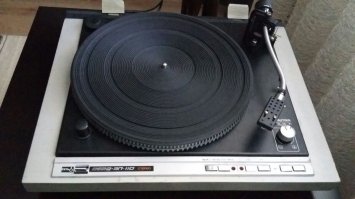 Нихрена себе "бюджетный" - 1700 бакинских ...

Вот бюджетный вариант - в сумме обошелся мне в 3000р (с новой иглой AT-95e).
В планах на осень собрать для него "годный" фонокорректор и нормальный стабилизатор оборотов. По деньгам выйдет еще "рубля" 3 (но дело не в деньгах, а в удовольствии, получаемом от процесса "паяния").

Уверен, что 99% любителей винила после этого не отличат звучание моей "дешевки" от приведенного выше аппарата...