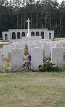 Есть.  В Германии 6 британских военных кладбищ.  Точнее, не совсем британских, а "британского содружества", т.е. там и канадцы, и австралийцы, и новозеландцы.  Вот в Берлине (на фото), вот под Мюнхеном (второе фото).

С американскими сложнее, потому что британцы принципиально хоронят солдат там, где они пали, а американцы считают, что хоронить надо дома, или хотя бы в дружественной стране, но точно не во вражеской земле. Поэтому как такового американского военного кладбиша в Германии нет ни одного, но они есть "по периметру" - в Голландии, Бельгии, Люксембурге, Франции.  (И да, это я имею в виду именно кладбища, относящиеся ко 2й МВ).