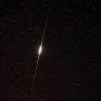 Падение спутника совершенно иначе выглядит.
1. Яркий метеор
2. Разрушение спутника в атмосфере
3. Солнечный зайчик от почти зеркальных батарей спутника на высокой орбите - вспышка Иридиум