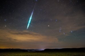 Падение спутника совершенно иначе выглядит.
1. Яркий метеор
2. Разрушение спутника в атмосфере
3. Солнечный зайчик от почти зеркальных батарей спутника на высокой орбите - вспышка Иридиум