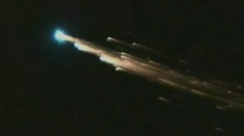 Падение спутника совершенно иначе выглядит.
1. Яркий метеор
2. Разрушение спутника в атмосфере
3. Солнечный зайчик от почти зеркальных батарей спутника на высокой орбите - вспышка Иридиум