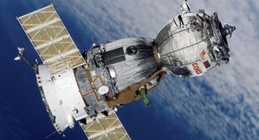 К Луне с облётом без выхода на орбиту можно лететь хоть щас на "Протоне-М" с облегченным вариантом "Союза" без орбитального отсека (как аппараты серии "Зонд-6, 7, 8"). Стоимость такой "турпоездки" (см.  )
на "Протон-М" - 120 млн. долларов, на "Ангаре" в полной конфигурации с выходом на орбиту Луны "Союза-МС-Л" без стыковочных агрегатов - около 300 млн. долларов.
Илон Маск на Falcon-Heavy и корабле Dragon V2 выход на орбиту Луны предлагает в районе 80 млн. долларов через пару лет.
С посадкой стоимость полёта будет не ниже 15 млрд. долларов за одного туриста и только после 2023-го года, когда будет доработан и испытан КК "Орион" и РН сверхтяжелого класса SLS.
Роскосмос и китайцы ни о каких посадках на Луну пока даже не заикаются.