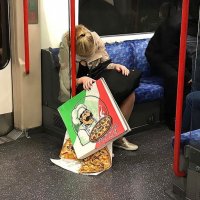 Нет чтобы помочь женщине: собрать пиццу, пока она не съехала на пол, они фоткают чужое горе...