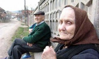 Ну что, подняли пенсию на 220 рублей, теперь можно и плавучий дом покупать. А, Васёк? К херам её эту картошку с огородом?
