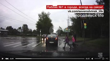 Зеленый "заморгал" когда Дастера даже в кадре не было.
О чем говорит "моргающий" зеленый? О том, что сейчас загорится запрещающий. Что делает Дастер? Он ускоряется (либо едет с прежней скоростью) с мыслью - "Успею, п. 6.14 разрешает".
Дастер выезжает на перекресток в момент переключения с зеленого на желтый.

Дастер не знал, что сейчас загорится "запрещающий" желтый?
Знал, т.к. был "моргающий" зеленый.
Но всё равно поехал...