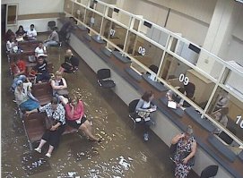 В Уфе целый МФЦ превратился в бассейн.