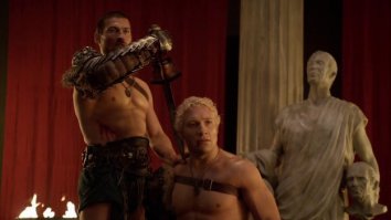 победивший гладиатор опускал поверженного на колени и в случае смертного приговора вонзал клинок глубоко вертикально вниз в шею, за ключицей, пронзая сердце. 

Примерно вот так