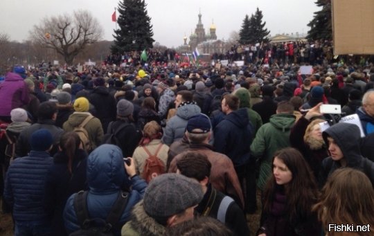 Я говорю не о 6-ти процентах хитрожопых и скользких пройдох, которые в любую дырку без вазелина пролезут, протаривая себе дорогу к власти. Я говорю о других мудилах:



Куда не плюнь - то Ленин, то Сталин, ага... Вы видите хоть одного, похожего на них? Вот и я не вижу. Потому как эти двое давно на трибуне стоят, даже если пришли на митинг "просто поглазеть". А остальные бараны - именно та самая биомасса с чрезмерно активной гражданской позицией, которая всем недовольна. Доморощенные правдолюбы, правдорубы и срыватели покровов. Полезность и значимость которых, ещё раз повторю, - нулевая. Они - лишь инструмент в руках тех двоих, что на трибуне. И из этого инструмента может извлечь пользу только тот, у кого он находится в руках. Вот вам и 6 процентов.