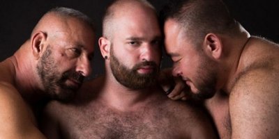 Вам любой физиолог скажет что большинство мужчин би-сексуальны а латентные гомосексуалисты сегодня составляют не менее 80 % . И они ненавидят женщин , пытаются их принизить так как ощущают своё несовершенство . Среди них нет нормальных мужиков , и друзей у таких нет.

Женоненавистники берутся из той половины человечества в которой не умеют строить свои отношения , так как в основном это "маменькины сынки" и для которых на первом месте стоит потребление , т.е это потребитель которому все должны и в силу физиологических причин особенно женщины.

Мамка с детства внушала сыну что он царь в этой жизни раздувала его самооценку , потакала его капризам , обещала море женщин жаждущих его внимания. Это же делало и телевидение показывая банальных неудачников окруженных моделями на 10-ть , 20-ть, 30-ть лет моложе героя. 

Но вот мальчик повзрослел и даже не много постарел , а женщины вовсе не собираются вести себя как в фильмах , они требуют взаимоуважения и не собираются ублажать капризы как это сделала бы мамка. Вот он и ненавидит всех и за все.