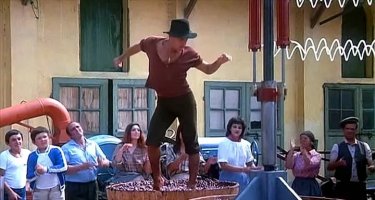 С детства люблю фильмы с ним и песни.