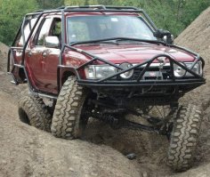 недавно про него передачу видел, как его два чувака за две недели собрали, вроде. Заказ был сделан на стандартный "Бэнтли континенталь" в стиле "Безумного Макса" (которым здесь и не пахнет, если честно). Там только арки вырезаны под внедорожные колёса, немного усилена ходовая и сделан "убогий" каркас безопасности. Мотор, салон и примочки остались полностью стандартными (желание заказчика). В итоге получилось жалкое подобие чего-то из них..