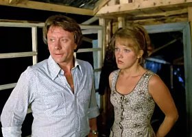 Основные пляжные сцены снимались непосредственно в Сочи, а также в поселке Лоо. Увидеть в фильме можно и грузинское заведение общественного питания, под названием  Кавказский аул . Колоритное заведение было задействовано в одном из эпизодов картины и с работает оно по сегодняшний день.
Свое согласие участвовать в фильме Миронов сопроводил шуткой:  Просто вы умели ждать, как никто другой .
По классике жанра, любовь могла бы вспыхнуть между актерами, игравших главные роли, однако, попытки Андрея Миронова ухаживать за Еленой Прокловой не увенчались успехом.
Александр Адамович, прожив два года с Еленой, вернулся к жене с двумя детьми. Семейное счастье длилось недолго, так как Александр вскоре умер.
В премьерный год картина собрала у экранов 32 млн зрителей и стала одним из лучших фильмов советского проката.