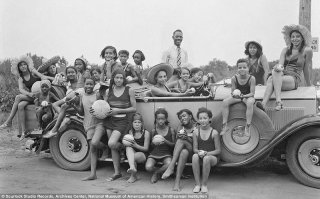 Что то они не выглядят угнетёнными и засегрегированными