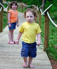 Высококлассная постанова - это, конечно, красиво, но всё-таки это постанова. И поэтому она всегда будет проигрывать удачному кадру из реальной жизни, особенно если в нём присутствует драматизм.
В качестве примера - композиция "Я каблуки одела , а он не оценил"  :)