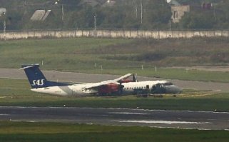 Летаю давно, много и часто. В среднем около 18 перелётов за год на протяжении последних лет 10. Ранее около 6 раз в год. В основном SAS (Скандинавские авиалинии) и их "дочки".
Самым запоминающимся оказался рейс 12 сентября 2007г из Копенгагена (Дания) в Палангу (Литва).
Всё как обычно, взлетели, попили кофе, продолжительность полёта около 50 минут. Подлетели к Паланге около полуночи с 11 на 12 сентября. После третьего круга над аэропортом стало ясно, что что-то пошло не так. Объявили, будто не готова полоса. Подозрения подтвердились. когда вслед за бортпроводницей к иллюминатору подошёл один из членов экипажа, по-видимому борт-инженер. Ещё пару кругов, разворот и ушли от береговой линии (Паланга - город на берегу Балтийского моря и через иллюминатор это очень хорошо было видно). По громкой связи нам, пассажирам объявили, что есть небольшая техническая неполадка и во избежание неоправданных рисков планируется посадка в аэропорту Вильнюса, мол там полоса шире и за время перелёта неисправность устранят в полёте. 
При подлёте к Вильнюсу нам объявили, что неисправность устранить не удалось и посадка будет проводиться в аварийном режиме. Стюардесса и стюард стали рассаживать пассажиров от центра в хвост и к кабине, поближе к аварийным выходам. 
Паники не было, экипаж умело держал пассажиров в неведении до самого последнего момента, когда на панику уже не оставалось времени.
Продемонстрировав как надо сидеть во время аварийной посадки (максимально наклонив голову к коленям и обхватив её руками, чтобы руки упирались в спинку переднего сиденья), все будто "проглотили дыхание" в салоне было непривычно тихо, только ребёнок лет 3-5 тихонько "ныл".
Ну а дальше что, при касании взлётки подломились переднее и правое шасси, насколько я понял командир в тот же момент убрал левое и с полосы мы соскользнули на газон. Проехав по газону брюхом некоторое время - остановились. Открыли аварийные выходы и стали валить из салона, по очереди. Несмотря на просьбу экипажа не брать личные вещи из багажных полок сверху - многие старались схватить свои драгоценные ноуты, задерживая этим эвакуацию остальных пассажиров.
Выбежав из салона (высота до земли была не более 50 см) все побежали в сторону полосы, где стояли скорые, штабной транспорт, оцепление, пожарники уже были около самолёта. Я увидел лишь лёгкий дымок по правому борту в районе крыла.
Потом долгое ожидание в аэропорту Вильнюса, несколько курьёзных ситуаций с документами (рейс международный и не все пассажиры были гражданами ЕС), дорога домой.
На всю оставшуюся жизнь запомнились слова командира экипажа - сегодня у всех нас День Рождения.
С тех пор у меня их два в году.