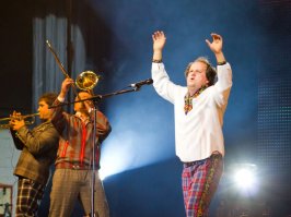 этот чувак потом совсем свихнулся и его взяли певцом в укрпопгруппу ТИК