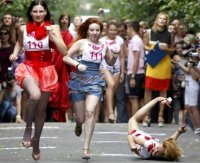 у той что упала, кажись, перелом лодыжки. ступня как то не естественно вывернута