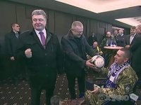 Хотели переплюнуть Порошенко который подарил мяч безногому инвалиду?