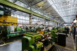 Если не ошибаюсь, то это ТС-75 - Станок токарно-винторезный универсальный. Образца 1935 года. Никакие станки с ЧПУ и т.п близко не валялись с ТС-75 + токарь 6-го разряда! На таких станках вся техника СССР сделана - и военная и атомная и космическая. Сам имею 3-й разряд токаря и практика была на них... спасибо Советской школе.