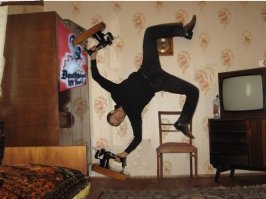 ну это явно фотошоп. руки как можно так вывернуть? да и машинка одна и та же