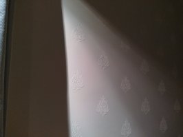 Хах.  Ща свой опыт совсем свеженький расскажу и, пожалуй, покажу ибо почему бы не похвастаться )))
В августе, в самом его начале, затеяли мы ремонт. На повестке дня сначала была одна комната ибо остальное на тот момент моя фантазия не осилила. Комнату надо было очистить от обоев и покрасить - все просто, потому что стены ровные, трещин нет.
 Как положено пригласили проверенных молдаван, с кучей рекомендаций от родственников. И о чудо: пять дней локальной грязи,  мебель в коридоре и та-дам! прекрасно покрашенные стены и освеженный потолок. Это нас вдохновило. Мы тут же сказали, что готовы предоставить на растерзание еще одну комнату, сиречь спальню. К слову, первая комната была детской.
Но была одна загвоздка - пока доблестные работники шпателя и валика работали, моя голова, нынче не забитая работой, тоже пахала, кипела и варила. И я сказала, что вторая комната будет почти так же проста(ну немного рельеф в ней другой - поворотов и углов много), но мы хотим внести свою  лепту и влезем в процесс ремонта между шитроком, шлифовкой и непосредственно покраской. 
Работники послушали, головами покивали, сказали "да без проблем, любой каприз за ваши деньги" и сказали, что начнут с понедельника, после выходных. Краем уха я услышала, что в выходные у них еще один заказ наклюнулся. Ну, ладно, что мы звери, подождем, пусть люди зарабатывают. И тут случилось: то ли стечение обстоятельств, то ли они не захотели связываться с непонятным геморроем нашего вмешательства, а может по их мнению заплатили мало - хотя тут точно как договаривались, поэтому врядли, да и я, как сметчик)), объемы считала точно, но в субботу они звонят и говорят, что-де один из них упал со стремянки и нога распухла, в общем не комбатант. 
О, хоспади... мы стояли и смотрели на подготовленную к ремонту комнату. Сразу скажу, что на сайтах типа профи.ру, все мастера с хорошими отзывами и высокими оценками не брались за нашу одну-единственную комнату, я так поняла ищут большие объемы. А брать абы кого было страшно - вдруг испортят.
 Казалось, ну что стоит затянуть мебель обратно, снять пленку с того, что осталось в комнате, собрать кровать обратно, плинтусы и розетки поставить на место, но... зерно уже дало всходы, а свежий запах из детской хотелось повторить в спальне,  мы не хотели отступать ))) Что ж, мы сделаем это сами!
Этап обдирания обоев, подсмотренный у работников, прошел быстро и с удовольствием, ободрали, замыли. Дальше положили слой шпатлевки черновой и стали мостить на него сетку - тут впервые стало понятно, что ремонт потребует силы, много сил, полной отдачи. И если я отдыхаю, то муж еще и работает, а значит он все это будет доделывать в будни вечером. На выходные мы успели обклеить  сеткой весь периметр, а дальше все пошло с черепашьей скоростью, потому что именно он был основной физической силой по разравниванию шпатлевки - у меня не хватало сил возить полуметровый шпатель да еще что бы волн не было... В общем, на слой шпатлевки, сетка, шпатлевка, еще шпатлевка ушла неделя. Полная. На вторую неделю муж сказал, что его мечта о строительстве дома идет на убыль ))) и мы стали класть шитрок. Кто не знает, это такая нежная субстанция финальной шпатлевки, и там рука должна быть твердой и уверенной, но целую неделю заканчивать далеко за полночь, а днем работать - это слишком. Финальный слой выглядел не совсем финальным )) ну ничего, утешились мы - мы это зашлифуем, а если ямы будут - заделаем... шлифовали мы, кажется, дня четыре )) потому что косяков было немеряно )) и нужно было каждый раз ждать, когда высохнут заплаты на ямах и опять шлифовать. 
Думаете все? х.уюшки. Дальше пошла моя фантазия )) и мы одну стену украсили... украшали до трех часов ночи, вымеряя каждую из 87 деталей по уровню. Красили мы с облегчением, чувствуя скорую развязку и момент истины: смогли или не смогли ). 
Прошла еще неделя,  были поставлены обратно выключатели, розетки,  плинтусы, мне было так жалко мужа, что он только сверлил дырки для крепежей, а я вставляла дюбели, закручивала шуруповертом шурупы, насаживала плинтусы, даже пилила кое-что с помощью стусла )) и все-таки мы это сделали. Собрали и внесли мебель - мы закончили ремонт! )) Да в прихожей еще стоят ведра с остатками красок, грунтовки, обрезки плинтусов, но это мелочи,а то, что мы получили на выходе, кажется, стоило того ))