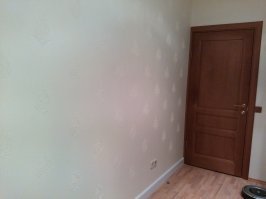 Хах.  Ща свой опыт совсем свеженький расскажу и, пожалуй, покажу ибо почему бы не похвастаться )))
В августе, в самом его начале, затеяли мы ремонт. На повестке дня сначала была одна комната ибо остальное на тот момент моя фантазия не осилила. Комнату надо было очистить от обоев и покрасить - все просто, потому что стены ровные, трещин нет.
 Как положено пригласили проверенных молдаван, с кучей рекомендаций от родственников. И о чудо: пять дней локальной грязи,  мебель в коридоре и та-дам! прекрасно покрашенные стены и освеженный потолок. Это нас вдохновило. Мы тут же сказали, что готовы предоставить на растерзание еще одну комнату, сиречь спальню. К слову, первая комната была детской.
Но была одна загвоздка - пока доблестные работники шпателя и валика работали, моя голова, нынче не забитая работой, тоже пахала, кипела и варила. И я сказала, что вторая комната будет почти так же проста(ну немного рельеф в ней другой - поворотов и углов много), но мы хотим внести свою  лепту и влезем в процесс ремонта между шитроком, шлифовкой и непосредственно покраской. 
Работники послушали, головами покивали, сказали "да без проблем, любой каприз за ваши деньги" и сказали, что начнут с понедельника, после выходных. Краем уха я услышала, что в выходные у них еще один заказ наклюнулся. Ну, ладно, что мы звери, подождем, пусть люди зарабатывают. И тут случилось: то ли стечение обстоятельств, то ли они не захотели связываться с непонятным геморроем нашего вмешательства, а может по их мнению заплатили мало - хотя тут точно как договаривались, поэтому врядли, да и я, как сметчик)), объемы считала точно, но в субботу они звонят и говорят, что-де один из них упал со стремянки и нога распухла, в общем не комбатант. 
О, хоспади... мы стояли и смотрели на подготовленную к ремонту комнату. Сразу скажу, что на сайтах типа профи.ру, все мастера с хорошими отзывами и высокими оценками не брались за нашу одну-единственную комнату, я так поняла ищут большие объемы. А брать абы кого было страшно - вдруг испортят.
 Казалось, ну что стоит затянуть мебель обратно, снять пленку с того, что осталось в комнате, собрать кровать обратно, плинтусы и розетки поставить на место, но... зерно уже дало всходы, а свежий запах из детской хотелось повторить в спальне,  мы не хотели отступать ))) Что ж, мы сделаем это сами!
Этап обдирания обоев, подсмотренный у работников, прошел быстро и с удовольствием, ободрали, замыли. Дальше положили слой шпатлевки черновой и стали мостить на него сетку - тут впервые стало понятно, что ремонт потребует силы, много сил, полной отдачи. И если я отдыхаю, то муж еще и работает, а значит он все это будет доделывать в будни вечером. На выходные мы успели обклеить  сеткой весь периметр, а дальше все пошло с черепашьей скоростью, потому что именно он был основной физической силой по разравниванию шпатлевки - у меня не хватало сил возить полуметровый шпатель да еще что бы волн не было... В общем, на слой шпатлевки, сетка, шпатлевка, еще шпатлевка ушла неделя. Полная. На вторую неделю муж сказал, что его мечта о строительстве дома идет на убыль ))) и мы стали класть шитрок. Кто не знает, это такая нежная субстанция финальной шпатлевки, и там рука должна быть твердой и уверенной, но целую неделю заканчивать далеко за полночь, а днем работать - это слишком. Финальный слой выглядел не совсем финальным )) ну ничего, утешились мы - мы это зашлифуем, а если ямы будут - заделаем... шлифовали мы, кажется, дня четыре )) потому что косяков было немеряно )) и нужно было каждый раз ждать, когда высохнут заплаты на ямах и опять шлифовать. 
Думаете все? х.уюшки. Дальше пошла моя фантазия )) и мы одну стену украсили... украшали до трех часов ночи, вымеряя каждую из 87 деталей по уровню. Красили мы с облегчением, чувствуя скорую развязку и момент истины: смогли или не смогли ). 
Прошла еще неделя,  были поставлены обратно выключатели, розетки,  плинтусы, мне было так жалко мужа, что он только сверлил дырки для крепежей, а я вставляла дюбели, закручивала шуруповертом шурупы, насаживала плинтусы, даже пилила кое-что с помощью стусла )) и все-таки мы это сделали. Собрали и внесли мебель - мы закончили ремонт! )) Да в прихожей еще стоят ведра с остатками красок, грунтовки, обрезки плинтусов, но это мелочи,а то, что мы получили на выходе, кажется, стоило того ))