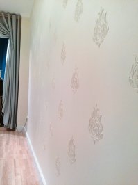 Хах.  Ща свой опыт совсем свеженький расскажу и, пожалуй, покажу ибо почему бы не похвастаться )))
В августе, в самом его начале, затеяли мы ремонт. На повестке дня сначала была одна комната ибо остальное на тот момент моя фантазия не осилила. Комнату надо было очистить от обоев и покрасить - все просто, потому что стены ровные, трещин нет.
 Как положено пригласили проверенных молдаван, с кучей рекомендаций от родственников. И о чудо: пять дней локальной грязи,  мебель в коридоре и та-дам! прекрасно покрашенные стены и освеженный потолок. Это нас вдохновило. Мы тут же сказали, что готовы предоставить на растерзание еще одну комнату, сиречь спальню. К слову, первая комната была детской.
Но была одна загвоздка - пока доблестные работники шпателя и валика работали, моя голова, нынче не забитая работой, тоже пахала, кипела и варила. И я сказала, что вторая комната будет почти так же проста(ну немного рельеф в ней другой - поворотов и углов много), но мы хотим внести свою  лепту и влезем в процесс ремонта между шитроком, шлифовкой и непосредственно покраской. 
Работники послушали, головами покивали, сказали "да без проблем, любой каприз за ваши деньги" и сказали, что начнут с понедельника, после выходных. Краем уха я услышала, что в выходные у них еще один заказ наклюнулся. Ну, ладно, что мы звери, подождем, пусть люди зарабатывают. И тут случилось: то ли стечение обстоятельств, то ли они не захотели связываться с непонятным геморроем нашего вмешательства, а может по их мнению заплатили мало - хотя тут точно как договаривались, поэтому врядли, да и я, как сметчик)), объемы считала точно, но в субботу они звонят и говорят, что-де один из них упал со стремянки и нога распухла, в общем не комбатант. 
О, хоспади... мы стояли и смотрели на подготовленную к ремонту комнату. Сразу скажу, что на сайтах типа профи.ру, все мастера с хорошими отзывами и высокими оценками не брались за нашу одну-единственную комнату, я так поняла ищут большие объемы. А брать абы кого было страшно - вдруг испортят.
 Казалось, ну что стоит затянуть мебель обратно, снять пленку с того, что осталось в комнате, собрать кровать обратно, плинтусы и розетки поставить на место, но... зерно уже дало всходы, а свежий запах из детской хотелось повторить в спальне,  мы не хотели отступать ))) Что ж, мы сделаем это сами!
Этап обдирания обоев, подсмотренный у работников, прошел быстро и с удовольствием, ободрали, замыли. Дальше положили слой шпатлевки черновой и стали мостить на него сетку - тут впервые стало понятно, что ремонт потребует силы, много сил, полной отдачи. И если я отдыхаю, то муж еще и работает, а значит он все это будет доделывать в будни вечером. На выходные мы успели обклеить  сеткой весь периметр, а дальше все пошло с черепашьей скоростью, потому что именно он был основной физической силой по разравниванию шпатлевки - у меня не хватало сил возить полуметровый шпатель да еще что бы волн не было... В общем, на слой шпатлевки, сетка, шпатлевка, еще шпатлевка ушла неделя. Полная. На вторую неделю муж сказал, что его мечта о строительстве дома идет на убыль ))) и мы стали класть шитрок. Кто не знает, это такая нежная субстанция финальной шпатлевки, и там рука должна быть твердой и уверенной, но целую неделю заканчивать далеко за полночь, а днем работать - это слишком. Финальный слой выглядел не совсем финальным )) ну ничего, утешились мы - мы это зашлифуем, а если ямы будут - заделаем... шлифовали мы, кажется, дня четыре )) потому что косяков было немеряно )) и нужно было каждый раз ждать, когда высохнут заплаты на ямах и опять шлифовать. 
Думаете все? х.уюшки. Дальше пошла моя фантазия )) и мы одну стену украсили... украшали до трех часов ночи, вымеряя каждую из 87 деталей по уровню. Красили мы с облегчением, чувствуя скорую развязку и момент истины: смогли или не смогли ). 
Прошла еще неделя,  были поставлены обратно выключатели, розетки,  плинтусы, мне было так жалко мужа, что он только сверлил дырки для крепежей, а я вставляла дюбели, закручивала шуруповертом шурупы, насаживала плинтусы, даже пилила кое-что с помощью стусла )) и все-таки мы это сделали. Собрали и внесли мебель - мы закончили ремонт! )) Да в прихожей еще стоят ведра с остатками красок, грунтовки, обрезки плинтусов, но это мелочи,а то, что мы получили на выходе, кажется, стоило того ))