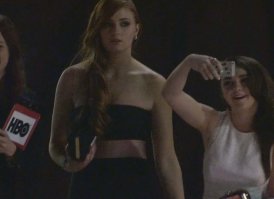 Да автора вообще на Эмилии зациклило, здесь она вообще Мейси Уильямс Эмилией Кларк назвала.