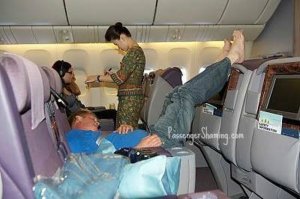 Когда в полет прям в самолет садится странненький народ