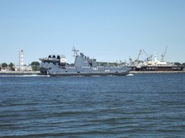 я служил на таком корабле Зубр в Балтийске !