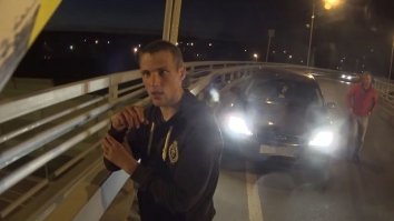 почему у него глаза в кучу, это не украинский снайпер?