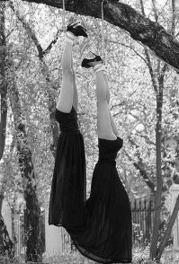 Судя по туфлям и и белью, это современное фото.