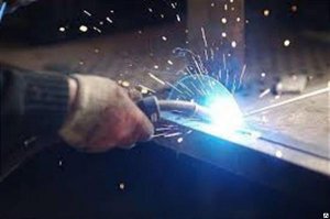 Папа,так вы о простом штучном электроде с рутиловым покрытием....так это...мимо вы попали,не было такого, об этом говорит структура наплавленного металла, оксидирование вокруг сварного шва и ...... Фрагменты присадочной проволоки на белой маркирующей полосе. Слева.
Лично для меня самая паскудная сварка из трёх типов, аппарат надо Обязательно подстраивать под свою руку, что не позволяет сходу варить чужим аппаратом