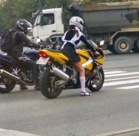 На е.б..л.ю. спешит пионерка, даже переодется некогда.