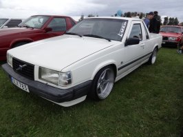 В Швеции есть тема наоборот. Берут тихоходные тракторные потроха и одевают в модную кузовщину По местным законам на тихоходах (2 передачи - вперёд, назад) можно рулить с 14 лет. Такая вот крутая пацанва девчонок покатать)))