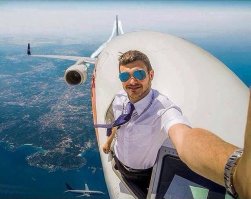 Неужели этот пилот поднял селфи на новые высоты?