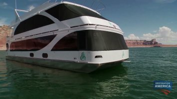 Для наших водных просторов - не то. Движок слабоват, мореходность так себе. Этот хаусбот заточен под небольшие каналы, которые во множестве прорыты в Великобритании и Европе. Рыли для перевозки грузов, до создания сети железных дорог. Лучше брать хаусботы по Американскому типу, они больше подходят, хотя и не полностью.