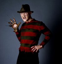 Вот лучшее применение старого свитера, о котором я знаю 
А то, что пыталась изобразить тётка - голимая показуха