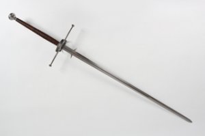 Не, федершверт это просто пружина. Да и к HEMA как системе слабо относится - ими еще в Школах немецкого Ренессанса тренировались.
А ковыряльник из статьи это деградировавший потомок-имитация двуручника. До цвайхандера не дотягивает, с натяжкой может назваться итальянским спадоне.