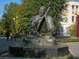 памятник в народе называется "дутур уга" (нет внутренностей, я лично его называ т-1000!))